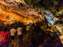 Recorriendo la Cueva de los Verdes