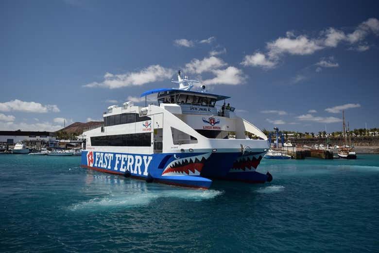 Un ferry navegando de Lanzarote a Fuerteventura
